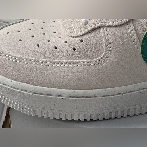 Women's Nike Air Force 1 Hi SE Summit White Neptune Green DO 9460-100 Size 8.5 - Picture 9 of 9